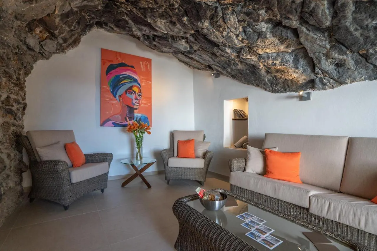 Spectacular Cave With Two Large Terraces location